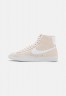 Nike Sportswear BLAZER MID #x27;77 NEXT NATURE 2 Sneaker high light orewood brown/white BLAZER MID #x27;77 NEXT NATURE 2 — Высокие кроссовки женские светло-коричневый/белый