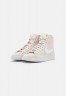Nike Sportswear BLAZER MID #x27;77 NEXT NATURE 2 Sneaker high light orewood brown/white BLAZER MID #x27;77 NEXT NATURE 2 — Высокие кроссовки женские светло-коричневый/белый