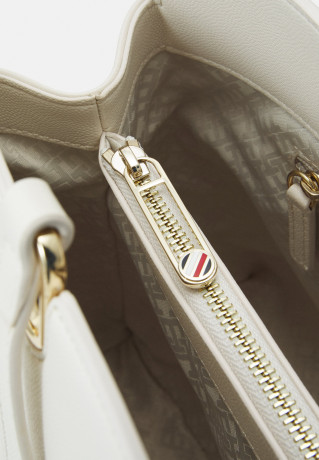 Tommy Hilfiger TIMELESS SATCHEL Handbag weathered white TIMELESS SATCHEL Сумочка выветрившийся белый