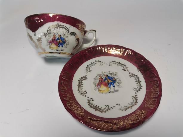 Veritable Porcelaine, Кофейная пара с изображением мотивов "Пикантные сцены", красный декор с позолотой, Италия, 1960г.