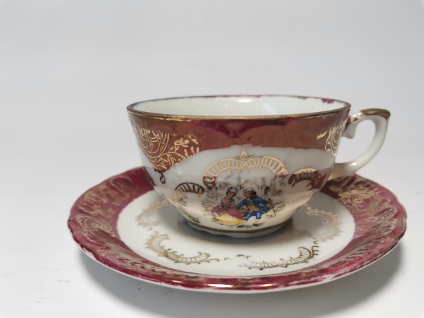 Veritable Porcelaine, Кофейная пара с изображением мотивов "Пикантные сцены", красный декор с позолотой, Италия, 1960г.