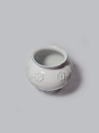 Seltmann Weiden Bavaria Белая фарфоровая ваза с фактурным цветочным рисунком в голубых тонах, 13,5см x 17см, Германия, 1960-70гг.