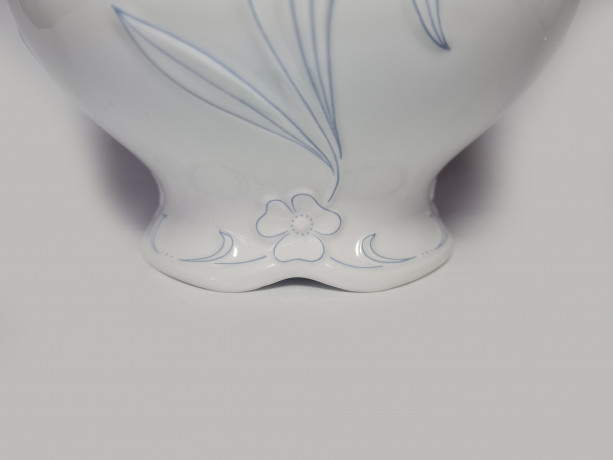 Seltmann Weiden Bavaria Белая фарфоровая ваза с фактурным цветочным рисунком в голубых тонах, 13,5см x 17см, Германия, 1960-70гг.