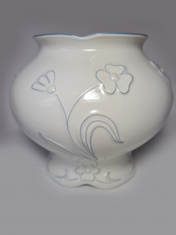 Seltmann Weiden Bavaria Белая фарфоровая ваза с фактурным цветочным рисунком в голубых тонах, 13,5см x 17см, Германия, 1960-70гг.