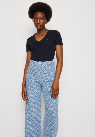 Tommy Hilfiger SLIM CODY NECK Print T-shirt desert sky SLIM CODY NECK Футболка с принтом небо пустыни