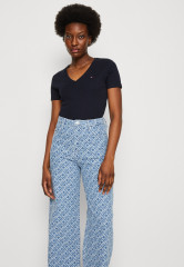 Tommy Hilfiger SLIM CODY NECK Print T-shirt desert sky SLIM CODY NECK Футболка с принтом небо пустыни