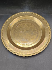 Блюдо декоративное винтажное &quot;Всемирная лютеранская ярмарка (Гонконг)&quot;, с изображением курицы и цветов, орнаментом, кованый, ручная работа, латунь, 25.5 см, Китай, 1900-40гг.