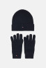 Tommy Hilfiger ESSENTIAL BEANIE & GLOVES SET Gloves space blue ESSENTIAL BEANIE &amp; GLOVE SET Перчатки космический синий