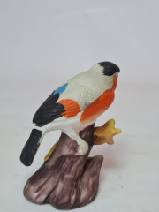 Статуэтка винтажная миниатюрная &quot;Снегирь на ветке&quot;, фарфор, 9 x 8 см, Тайвань, 1960-70гг.