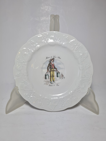 Lierre Lauvage CNP France Винтажная тарелка с фактурным краем "Продавец на ярмарке в Париже", Франция, 1960-70гг.