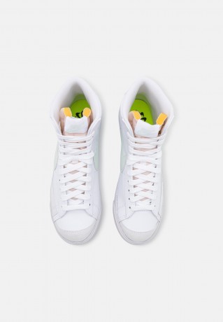 Nike Sportswear BLAZER MID #x27;77 NEXT NATURE 2 Sneaker high white/barely green BLAZER MID #x27;77 NEXT NATURE 2 — Высокие кроссовки женские белый/еле зеленый