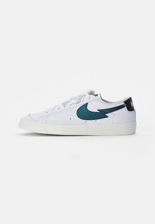 Nike Sportswear NIKE BLAZER LOW Sneaker low white/aquamarine-lime glow-off noir-sail NIKE BLAZER LOW — Низкие кроссовки женские белый/аквамариново-лаймовый светящийся нуар-парус