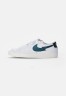 Nike Sportswear NIKE BLAZER LOW Sneaker low white/aquamarine-lime glow-off noir-sail NIKE BLAZER LOW — Низкие кроссовки женские белый/аквамариново-лаймовый светящийся нуар-парус