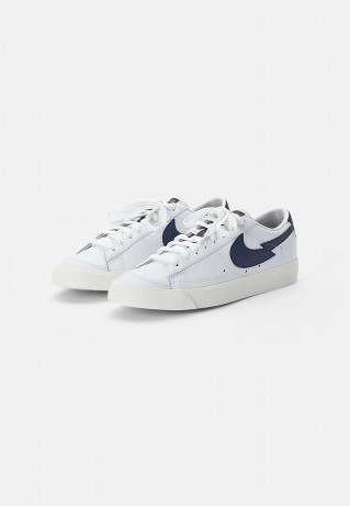 Nike Sportswear NIKE BLAZER LOW Sneaker low white/aquamarine-lime glow-off noir-sail NIKE BLAZER LOW — Низкие кроссовки женские белый/аквамариново-лаймовый светящийся нуар-парус