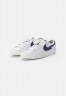 Nike Sportswear NIKE BLAZER LOW Sneaker low white/aquamarine-lime glow-off noir-sail NIKE BLAZER LOW — Низкие кроссовки женские белый/аквамариново-лаймовый светящийся нуар-парус