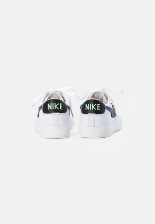 Nike Sportswear NIKE BLAZER LOW Sneaker low white/aquamarine-lime glow-off noir-sail NIKE BLAZER LOW — Низкие кроссовки женские белый/аквамариново-лаймовый светящийся нуар-парус