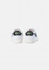 Nike Sportswear NIKE BLAZER LOW  Sneaker low white/aquamarine-lime glow-off noir-sail NIKE BLAZER LOW — Низкие кроссовки женские белый/аквамариново-лаймовый светящийся нуар-парус