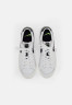 Nike Sportswear NIKE BLAZER LOW Sneaker low white/aquamarine-lime glow-off noir-sail NIKE BLAZER LOW — Низкие кроссовки женские белый/аквамариново-лаймовый светящийся нуар-парус