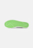 Nike Sportswear NIKE BLAZER LOW Sneaker low white/aquamarine-lime glow-off noir-sail NIKE BLAZER LOW — Низкие кроссовки женские белый/аквамариново-лаймовый светящийся нуар-парус