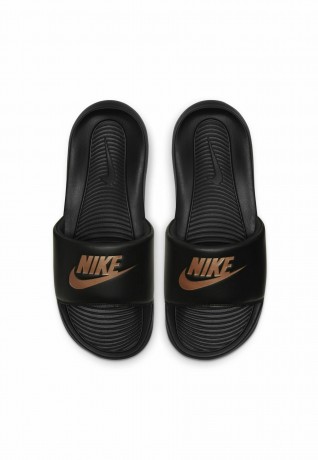 Nike Sportswear VICTORI ONE SLIDE Pantolette flach black/mtlc red bronze-black VICTORI ONE SLIDE Мюли на плоской подошве черный/mtlc красный бронзово-черный