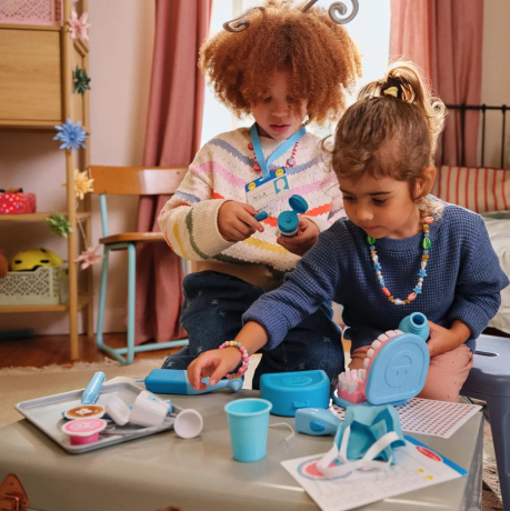 Melissa & Doug Super Smile Dentist Playset, 26 Pieces, Игровой набор стоматолог для детей от 3 лет США, 26 предметов, набор зубного врача с инструментами для ролевой игры и развития моторики, разноцветный