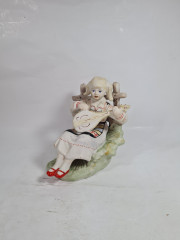 Фигурка винтажная Rumanien &quot;Сидящая девушка с инструментом&quot;, фарфор, 17 см, Германия, 1960-70гг.