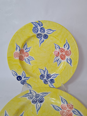 Тарелка винтажная Im Stil Mercantile, желтая с лиловыми цветками, керамика, 27 см, 2 шт., Германия, 1960-70гг.