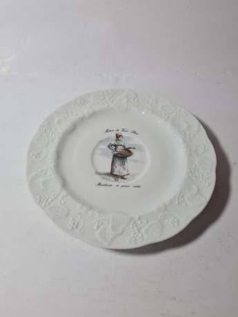 Lierre Lauvage CNP France Винтажная тарелка с фактурным краем "Продавщица на ярмарке в Париже", Франция, 1960-70гг.