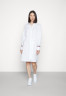 Tommy Hilfiger MONICA KNEE SHIRT DRESS Shirt dress optic white MONICA KNEE SHIRT DRESS Платье-рубашка оптический белый