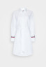 Tommy Hilfiger MONICA KNEE SHIRT DRESS Shirt dress optic white MONICA KNEE SHIRT DRESS Платье-рубашка оптический белый