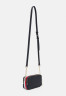 Tommy Hilfiger TIMELESS CAMERA BAG CORP Across body bag navy corporate TIMELESS CAMERA BAG CORP — Сумка через плечо военно-морской флот