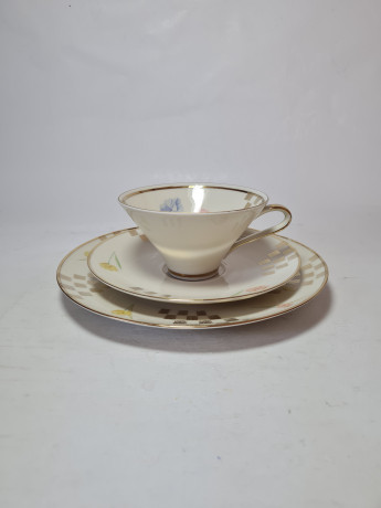 Чайное трио винтажное Winterling Roslau Bavaria, белый фарфор с цветочным рисунком и геометрическим позолоченным узором, 12 x 5,5 см / 15 см / 19,5 см, Германия, 1960-70гг.