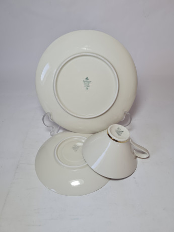 Чайное трио винтажное Winterling Roslau Bavaria, белый фарфор с цветочным рисунком и геометрическим позолоченным узором, 12 x 5,5 см / 15 см / 19,5 см, Германия, 1960-70гг.