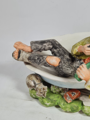 Фигурка винтажная Im Stil Capodimonte "Мужчина, отдыхающий в ванне", фарфор, 19 см, Германия, 1960-70гг.