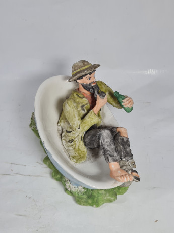 Фигурка винтажная Im Stil Capodimonte "Мужчина, отдыхающий в ванне", фарфор, 19 см, Германия, 1960-70гг.