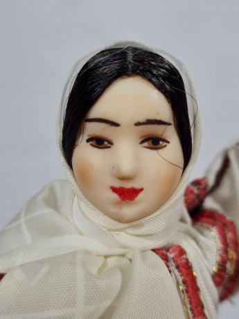 Фигурка винтажная Ainamoia / Arts Crisana, Oradea "Девушка в этническом костюме с пряжей", 23 см, Румыния, 1960-70гг.