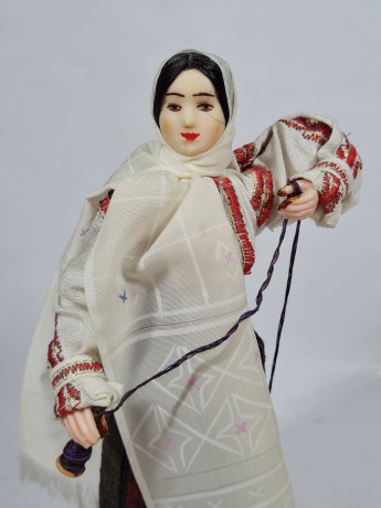 Фигурка винтажная Ainamoia / Arts Crisana, Oradea "Девушка в этническом костюме с пряжей", 23 см, Румыния, 1960-70гг.
