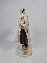 Фигурка винтажная Ainamoia / Arts Crisana, Oradea &quot;Девушка в этническом костюме с пряжей&quot;, 23 см, Румыния, 1960-70гг.