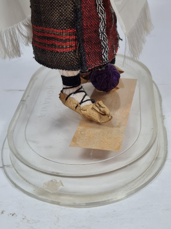 Фигурка винтажная Ainamoia / Arts Crisana, Oradea "Девушка в этническом костюме с пряжей", 23 см, Румыния, 1960-70гг.