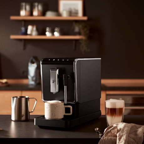 Tchibo Tchibo Kaffeevollautomat Esperto Latte fur Caffe Crema, Espresso, Cappuccino und Milchschaum, Intense+ -Technologie: fur starkeren Kaffee per Taste Полностью автоматическая кофемашина Tchibo Esperto Latte для приготовления крема, эспрессо, капучин