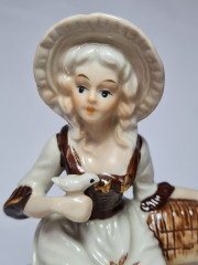 Porzellanfigur Фарфоровая статуэтка Женщина с корзинкой и птицей на руке, 17,5 x 9 см, Германия, 1960-70гг.