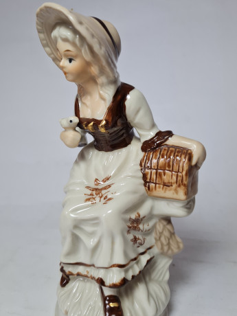 Porzellanfigur Фарфоровая статуэтка Женщина с корзинкой и птицей на руке, 17,5 x 9 см, Германия, 1960-70гг.