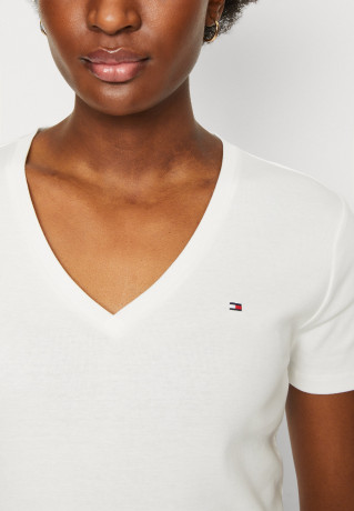 Tommy Hilfiger SLIM CODY NECK Print T-shirt ecru SLIM CODY NECK Футболка с принтом экрю