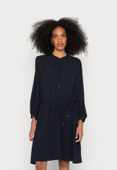 Tommy Hilfiger SHIFT KNEE DRESS Day dress desert sky ПЛАТЬЕ SHIFT KNEE Повседневное платье небо пустыни