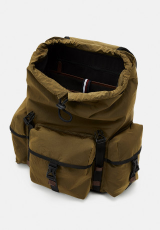 Tommy Hilfiger MODERN UTILITY BACKPACK UNISEX Rucksack faded military РЮКЗАК MODERN UTILITY UNISEX рюкзак выцветший военный