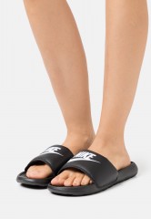 Nike Sportswear VICTORI ONE SLIDE Pantolette flach black/white VICTORI ONE SLIDE Мюли на плоской подошве черно-белый