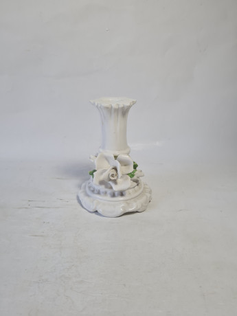 Подсвечник винтажный с объемным декором в виде цветов, фарфор, 13.5 см, Италия, 1960-70гг.