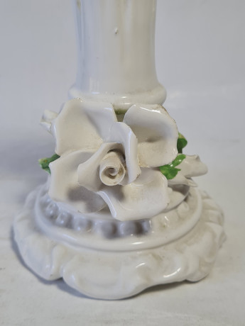 Подсвечник винтажный с объемным декором в виде цветов, фарфор, 13.5 см, Италия, 1960-70гг.