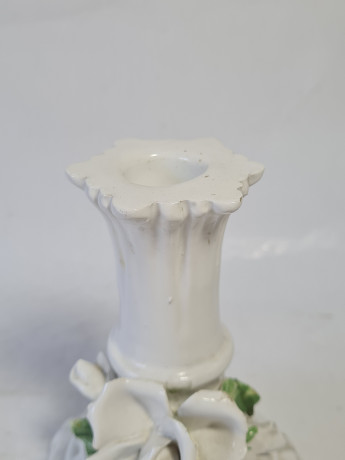 Подсвечник винтажный с объемным декором в виде цветов, фарфор, 13.5 см, Италия, 1960-70гг.