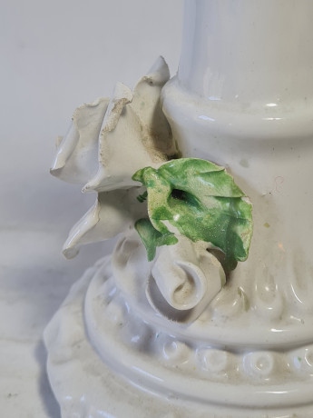 Подсвечник винтажный с объемным декором в виде цветов, фарфор, 13.5 см, Италия, 1960-70гг.